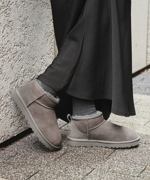 UGG(アグ)の「《追加》UGG/アグ W CLASSIC ULTRA MINI(ブーツ・レディース・ブラウン/チャコールグレー・23cm/25cm/24cm)」の2枚目の写真