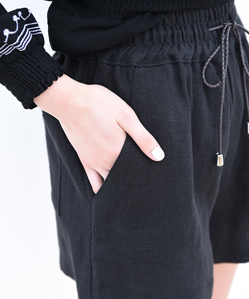 Eldia'lu(エルディアル)の「リネンリラックスショートパンツ(その他パンツ・レディース・ブラック/ホワイト/ネイビー/レッド・MEDIUM)」の8枚目の写真