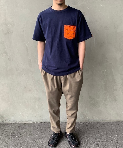 UNIVERSAL OVERALL（ユニバーサルオーバーオール）の「[UNIVERSAL OVERALL/ユニバーサルオーバーオール] 別注 モノグラムポケットTシャツ（Tシャツ/カットソー・メンズ・ホワイト/ブラック/ネイビー/ホワイト系その他/オレンジ・S/M/L/XL）」の7枚目の写真