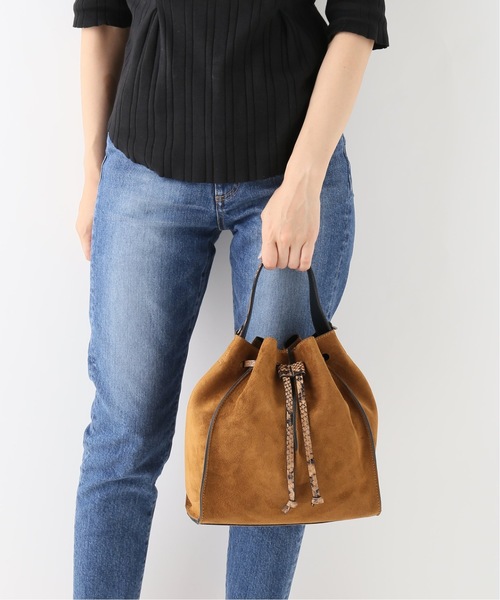 IENA(イエナ)の「INNUE スエード巾着バッグ(ショルダーバッグ・レディース・キャメル・FREE)」の5枚目の写真