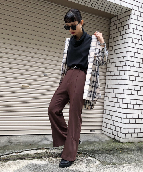 PAGEBOY(ページボーイ)の「ストレッチピンタックフレア2(その他パンツ・レディース・ブラック/ダークブラウン・SMALL/MEDIUM)」の13枚目の写真