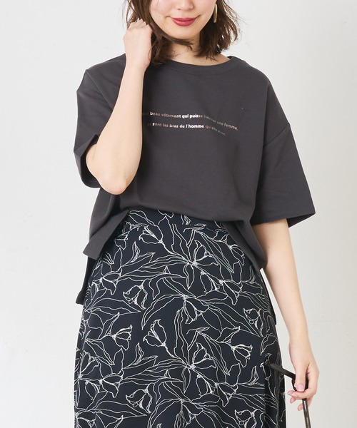 natural couture(ナチュラルクチュール)の「大人ロゴミニ裏毛プルオーバー(Tシャツ/カットソー・レディース・スミクロ/ベージュ/サックスブルー/オフホワイト・FREE)」の3枚目の写真