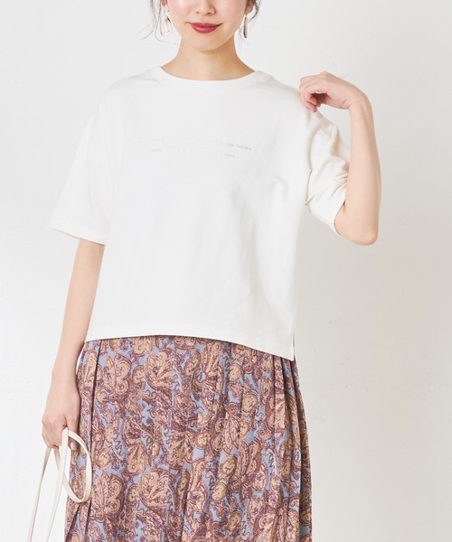 natural couture(ナチュラルクチュール)の「大人ロゴミニ裏毛プルオーバー(Tシャツ/カットソー・レディース・スミクロ/ベージュ/サックスブルー/オフホワイト・FREE)」の7枚目の写真