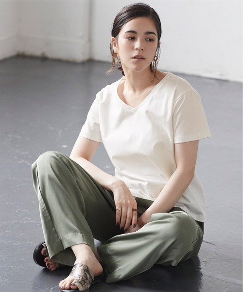 titivate(ティティベイト)の「ベーシックVネックTシャツ(Tシャツ/カットソー・レディース・ホワイト/ブラック/モカ/グリーン系その他・S/M/L)」の2枚目の写真