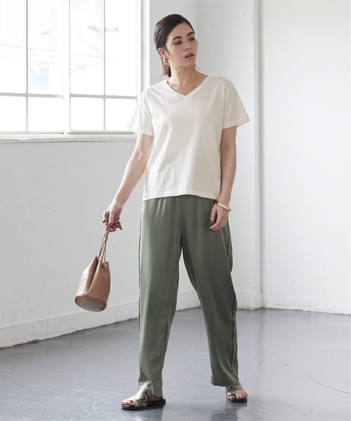 titivate(ティティベイト)の「ベーシックVネックTシャツ(Tシャツ/カットソー・レディース・ホワイト/ブラック/モカ/グリーン系その他・S/M/L)」の7枚目の写真