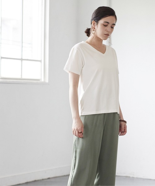 titivate(ティティベイト)の「ベーシックVネックTシャツ(Tシャツ/カットソー・レディース・ホワイト/ブラック/モカ/グリーン系その他・S/M/L)」の9枚目の写真