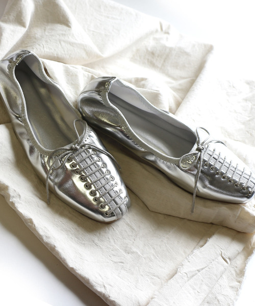 AmiAmi（アミアミ）の「レースアップギャザーバレエシューズ（バレエシューズ・レディース・ブラック/ブラウン/アイボリー/シルバー・L/LL/M/S）」の4枚目の写真