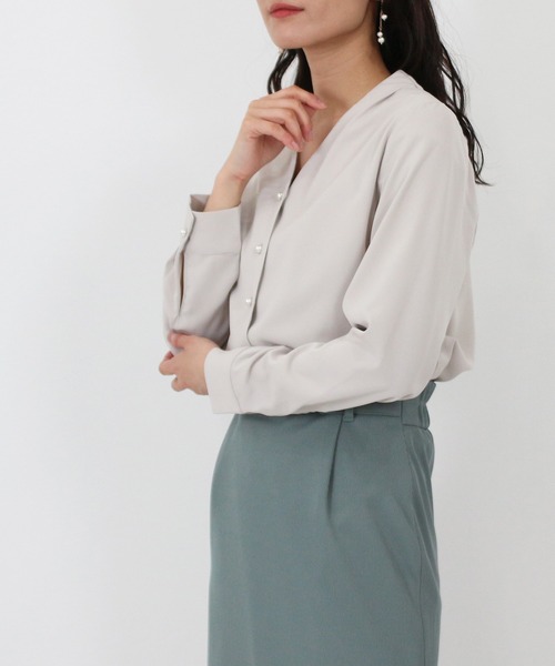 TRUDEA(トルディア)の「パールボタンVネックブラウス(ビジネスシャツ・レディース・ミント/ベージュ/ホワイト/モカ/ラベンダー/ピンクベージュ/ブラウン/サックスブルー/グレイッシュベージュ/ネイビー/チャコールグレー・MEDIUM/LARGE/SMALL)」の8枚目の写真