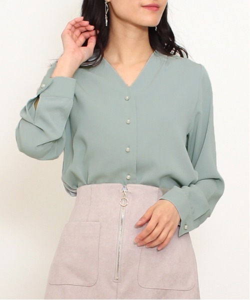 TRUDEA(トルディア)の「パールボタンVネックブラウス(ビジネスシャツ・レディース・ミント/ベージュ/ホワイト/モカ/ラベンダー/ピンクベージュ/ブラウン/サックスブルー/グレイッシュベージュ/ネイビー/チャコールグレー・MEDIUM/LARGE/SMALL)」の9枚目の写真