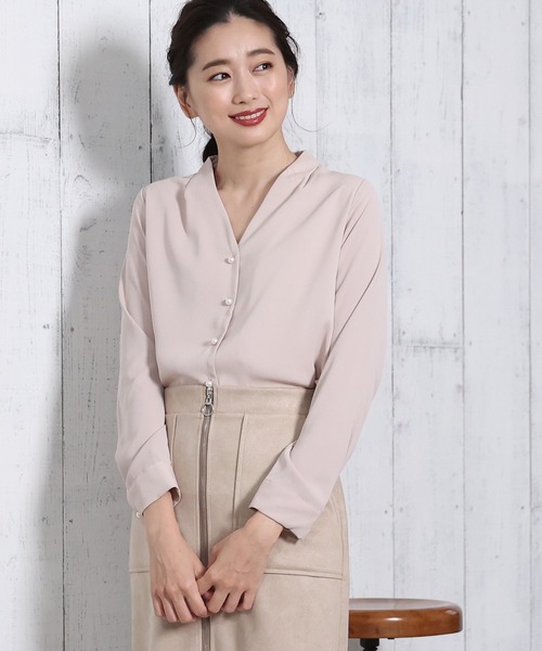 TRUDEA(トルディア)の「パールボタンVネックブラウス(ビジネスシャツ・レディース・ミント/ベージュ/ホワイト/モカ/ラベンダー/ピンクベージュ/ブラウン/サックスブルー/グレイッシュベージュ/ネイビー/チャコールグレー・MEDIUM/LARGE/SMALL)」の12枚目の写真