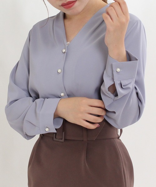 TRUDEA(トルディア)の「パールボタンVネックブラウス(ビジネスシャツ・レディース・ミント/ベージュ/ホワイト/モカ/ラベンダー/ピンクベージュ/ブラウン/サックスブルー/グレイッシュベージュ/ネイビー/チャコールグレー・MEDIUM/LARGE/SMALL)」の16枚目の写真
