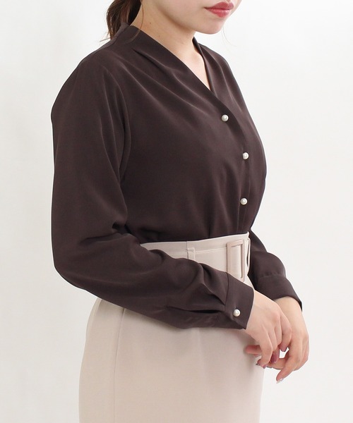 TRUDEA(トルディア)の「パールボタンVネックブラウス(ビジネスシャツ・レディース・ミント/ベージュ/ホワイト/モカ/ラベンダー/ピンクベージュ/ブラウン/サックスブルー/グレイッシュベージュ/ネイビー/チャコールグレー・MEDIUM/LARGE/SMALL)」の18枚目の写真