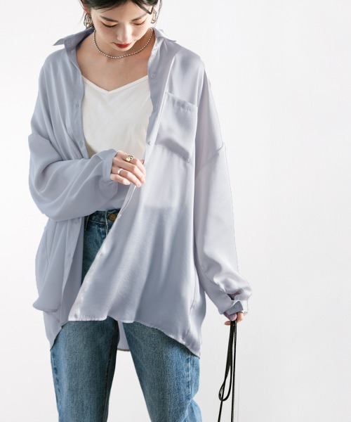 classicalelf（クラシカルエルフ）の「艶々サテンが上品。ヴィンテージサテンオーバーサイズレギュラーカラーシャツ（シャツ/ブラウス・レディース・グレー/アイボリー/モカ/グレイッシュベージュ・MEDIUM/LARGE/X-LARGE）」の2枚目の写真