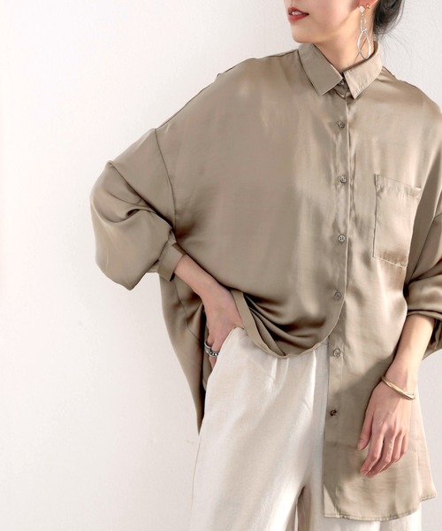 classicalelf（クラシカルエルフ）の「艶々サテンが上品。ヴィンテージサテンオーバーサイズレギュラーカラーシャツ（シャツ/ブラウス・レディース・グレー/アイボリー/モカ/グレイッシュベージュ・MEDIUM/LARGE/X-LARGE）」の3枚目の写真