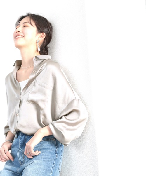 classicalelf（クラシカルエルフ）の「艶々サテンが上品。ヴィンテージサテンオーバーサイズレギュラーカラーシャツ（シャツ/ブラウス・レディース・グレー/アイボリー/モカ/グレイッシュベージュ・MEDIUM/LARGE/X-LARGE）」の13枚目の写真