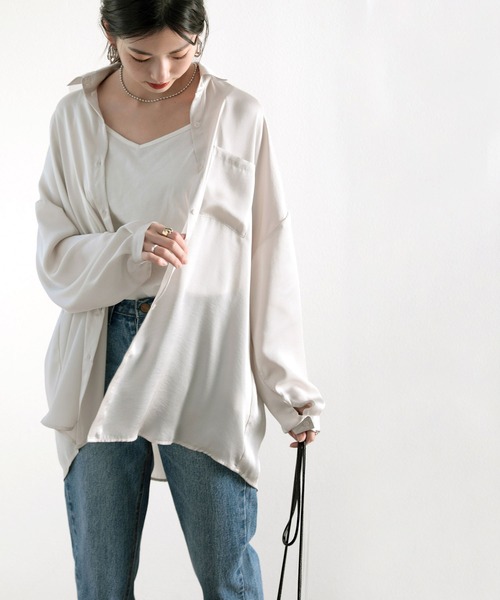 classicalelf（クラシカルエルフ）の「艶々サテンが上品。ヴィンテージサテンオーバーサイズレギュラーカラーシャツ（シャツ/ブラウス・レディース・グレー/アイボリー/モカ/グレイッシュベージュ・MEDIUM/LARGE/X-LARGE）」の18枚目の写真