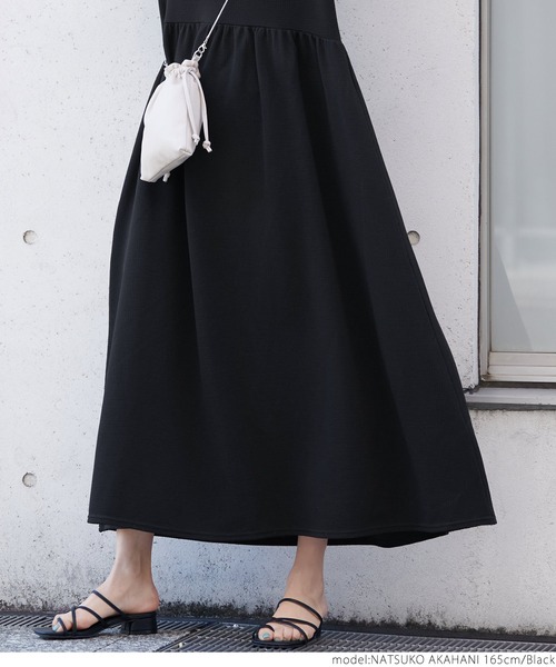 coca（coca）（コカ）の「エンボス加工半袖ギャザーフレアーワンピース（ワンピース・レディース・ブラック/カーキ・ONE SIZE）」の4枚目の写真