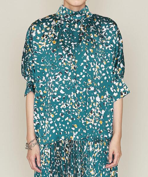 ASTRAET(アストラット)の「<ASTRAET(アストラット)>ストーンプリント ハイネック ギャザーブラウス(シャツ/ブラウス・レディース・ケリー・FREE)」の2枚目の写真