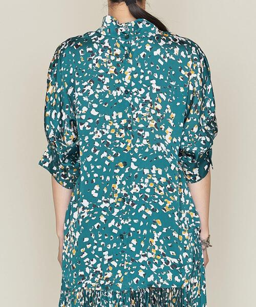 ASTRAET(アストラット)の「<ASTRAET(アストラット)>ストーンプリント ハイネック ギャザーブラウス(シャツ/ブラウス・レディース・ケリー・FREE)」の4枚目の写真