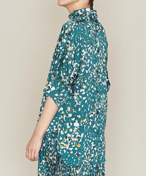 ASTRAET(アストラット)の「<ASTRAET(アストラット)>ストーンプリント ハイネック ギャザーブラウス(シャツ/ブラウス・レディース・ケリー・FREE)」の6枚目の写真