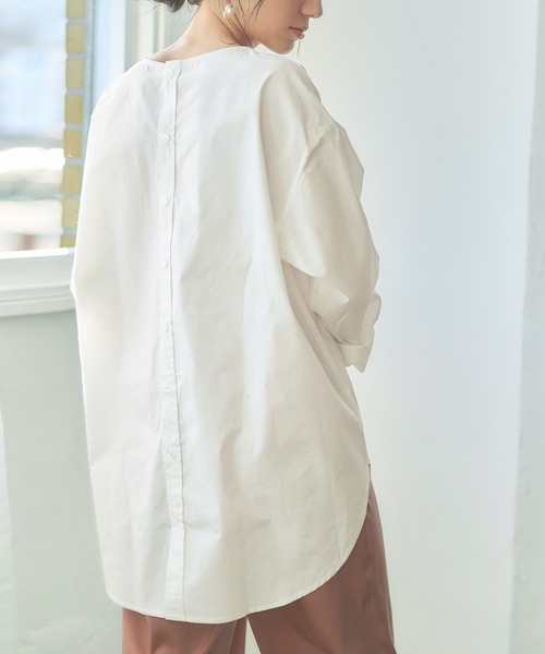 titivate(ティティベイト)の「バック釦ボートネックシャツ(シャツ/ブラウス・レディース・オフホワイト/ライトグレー/ブルー系その他・S/M)」の1枚目の写真