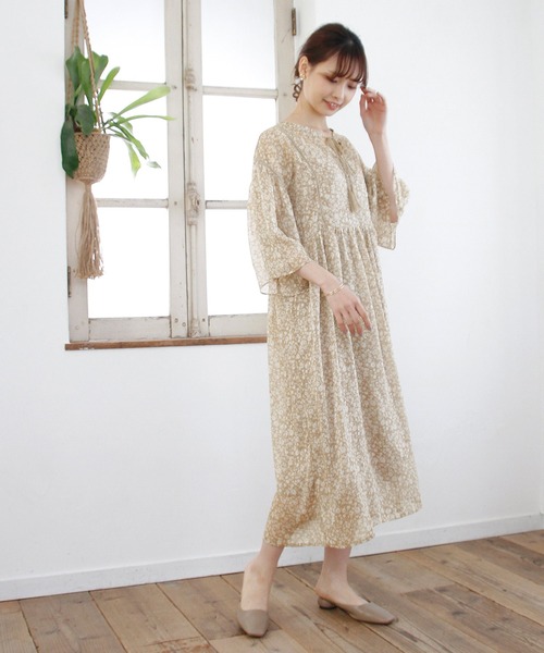 Crisp（クリスプ）の「リンクルフラワーワンピース（ワンピース・レディース・ベージュ/ダークグレー・FREE）」の9枚目の写真