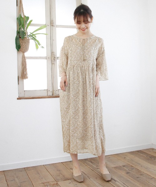 Crisp（クリスプ）の「リンクルフラワーワンピース（ワンピース・レディース・ベージュ/ダークグレー・FREE）」の10枚目の写真