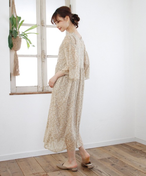 Crisp（クリスプ）の「リンクルフラワーワンピース（ワンピース・レディース・ベージュ/ダークグレー・FREE）」の11枚目の写真