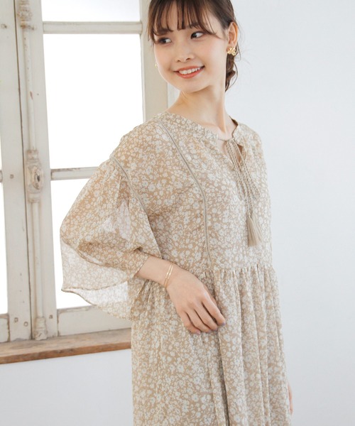 Crisp（クリスプ）の「リンクルフラワーワンピース（ワンピース・レディース・ベージュ/ダークグレー・FREE）」の12枚目の写真