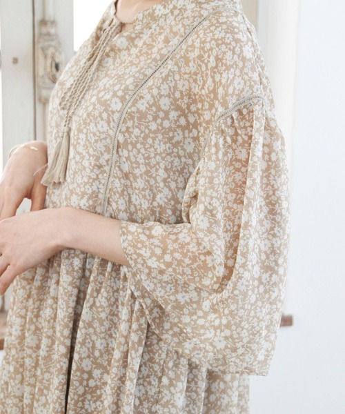 Crisp（クリスプ）の「リンクルフラワーワンピース（ワンピース・レディース・ベージュ/ダークグレー・FREE）」の13枚目の写真