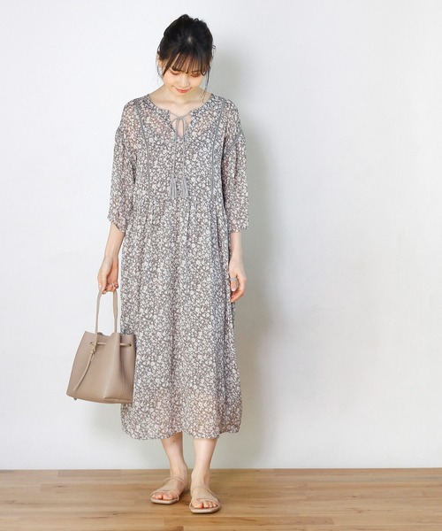 Crisp（クリスプ）の「リンクルフラワーワンピース（ワンピース・レディース・ベージュ/ダークグレー・FREE）」の14枚目の写真