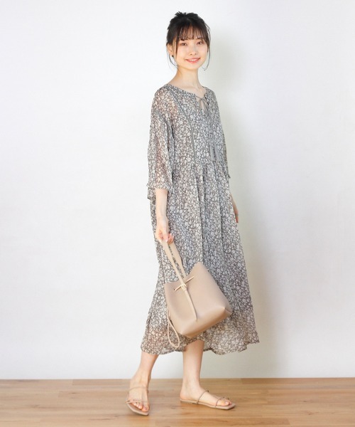 Crisp（クリスプ）の「リンクルフラワーワンピース（ワンピース・レディース・ベージュ/ダークグレー・FREE）」の15枚目の写真