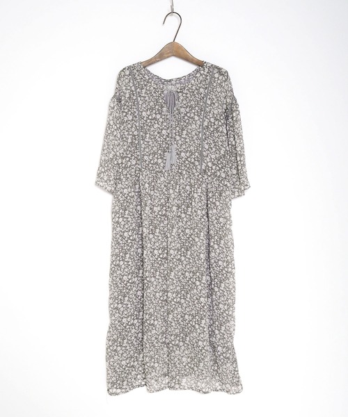 Crisp（クリスプ）の「リンクルフラワーワンピース（ワンピース・レディース・ベージュ/ダークグレー・FREE）」の22枚目の写真