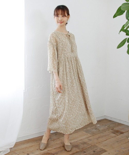 Crisp（クリスプ）の「リンクルフラワーワンピース（ワンピース・レディース・ベージュ/ダークグレー・FREE）」の3枚目の写真