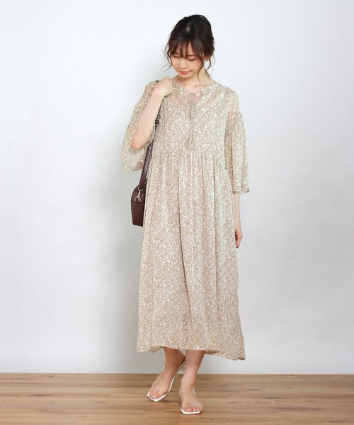 Crisp（クリスプ）の「リンクルフラワーワンピース（ワンピース・レディース・ベージュ/ダークグレー・FREE）」の8枚目の写真