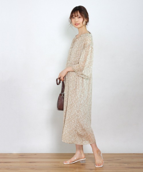 Crisp（クリスプ）の「リンクルフラワーワンピース（ワンピース・レディース・ベージュ/ダークグレー・FREE）」の7枚目の写真