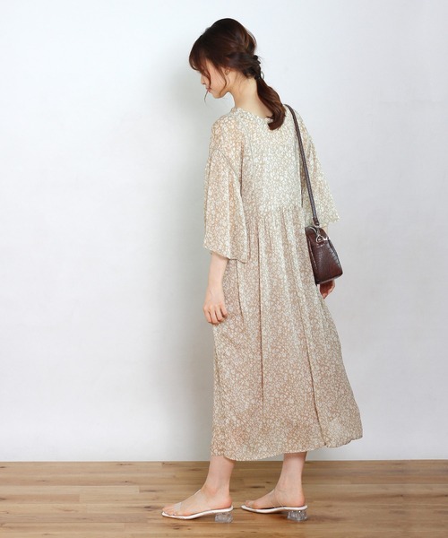 Crisp（クリスプ）の「リンクルフラワーワンピース（ワンピース・レディース・ベージュ/ダークグレー・FREE）」の6枚目の写真