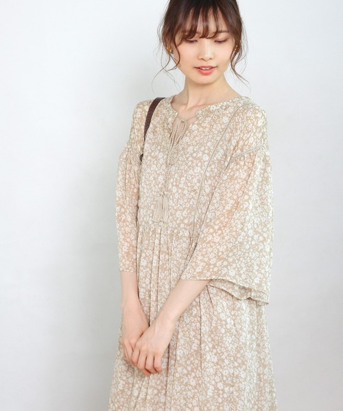 Crisp（クリスプ）の「リンクルフラワーワンピース（ワンピース・レディース・ベージュ/ダークグレー・FREE）」の5枚目の写真