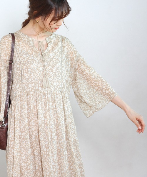 Crisp（クリスプ）の「リンクルフラワーワンピース（ワンピース・レディース・ベージュ/ダークグレー・FREE）」の4枚目の写真