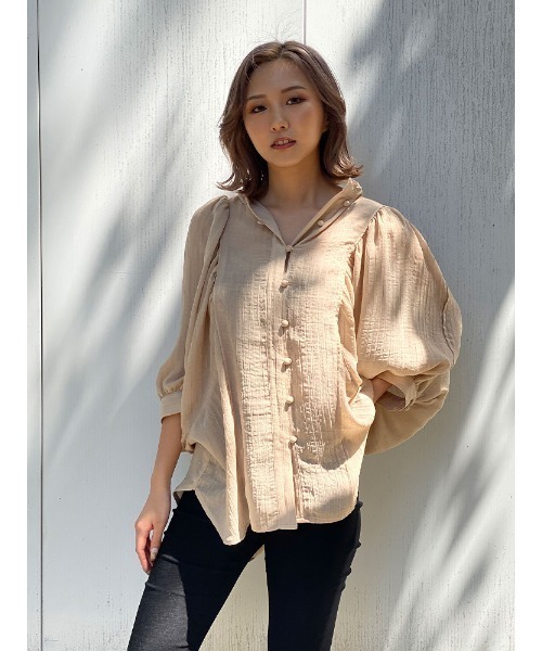 ENVYM（アンビー）の「ボリュームスリーブギャザーＢｌｏｕｓｅ（シャツ/ブラウス・レディース・ベージュ/ブラック/ホワイト・FREE）」の2枚目の写真