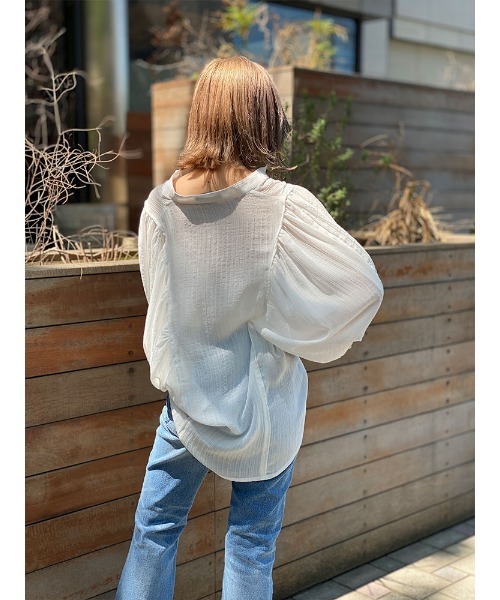 ENVYM（アンビー）の「ボリュームスリーブギャザーＢｌｏｕｓｅ（シャツ/ブラウス・レディース・ベージュ/ブラック/ホワイト・FREE）」の7枚目の写真