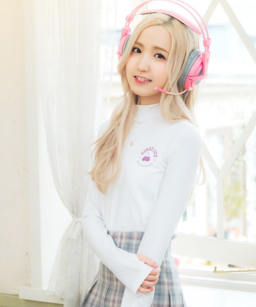 KIRSH(キルシー)の「『KIRSH X HONDA HITOMI』HIGH NECK T-SHIRT/ハイネック クロップド丈 ロングスリーブ Tシャツ(Tシャツ/カットソー・レディース・ブラウン/アイボリー・FREE)」の1枚目の写真