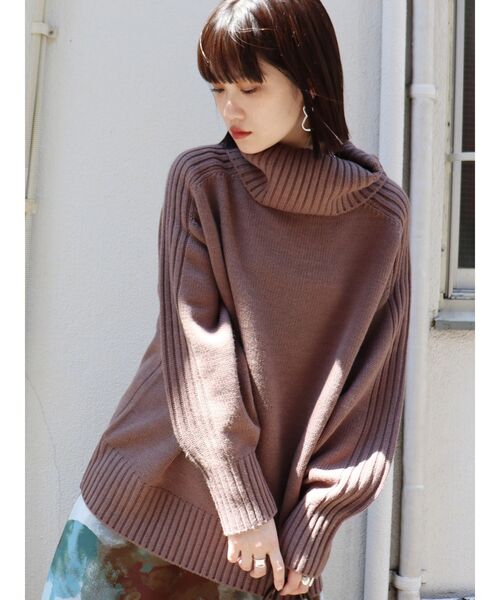 MURUA（ムルーア）の「【ONLINE限定】BIGタートルニットチュニック（ニット/セーター・レディース・ブラック/パープル/ブラウン/カーキ/アイボリー/モカ・FREE）」の4枚目の写真