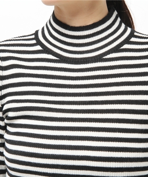 La TOTALITE(ラトータリテ)の「リブハイネックプルオーバー。(ニット/セーター・レディース・ホワイト/ネイビー/マルチ・FREE)」の4枚目の写真