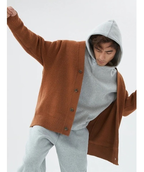 GAP（ギャップ）の「オーバーサイズ Vネック カーディガン（カーディガン/ボレロ・メンズ・ブラウン系その他/ブラック/ベージュ系その他/ブルー系その他・XS/S/M/L/XL）」の16枚目の写真