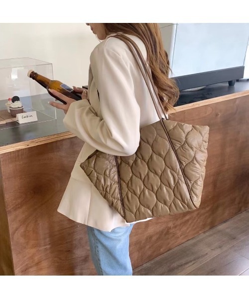 MAISON BREEZE（メゾンブリーズ）の「【MAISON BREEZE】キルティングショッピングトート SCCH040（トートバッグ・レディース・ブラック/カーキ/ホワイト/ベージュ・FREE）」の6枚目の写真