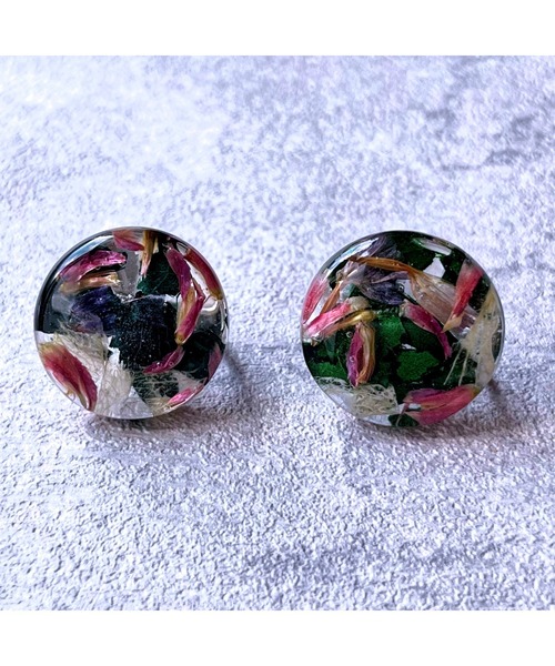 tone(トーン)の「【Willija】金属アレルギー対応《花景》フラワーイヤリング大(MA)(イヤリング・レディース・ホワイト/パープル/ブルー/パープル系その他2/ローズ/レッド/ブラック/グリーン/ロイヤルブルー/バイオレット/オレンジ/アクア/ライム/シルバー/ゴールド/パープル系2/パープル系1・FREE)」の4枚目の写真