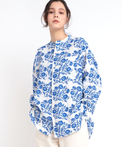 RNA-N(アールエヌエーエヌ)の「B2681 INDIA LINEN草花柄シャツ(シャツ/ブラウス・レディース・ホワイト×ブルー/ブラック×ホワイト/オレンジ系その他・MEDIUM)」の2枚目の写真