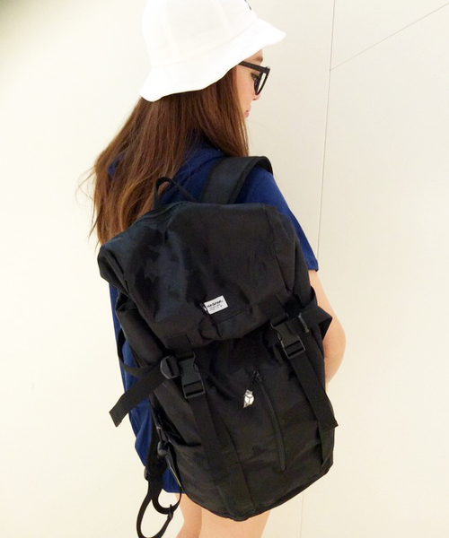 VENCEEXCHANGE(ヴァンスエクスチェンジ)の「YAKPAヤックパックジャガードフラップリュック (バックパック/リュック・メンズ・ブラック/スカイブルー・FREE)」の1枚目の写真