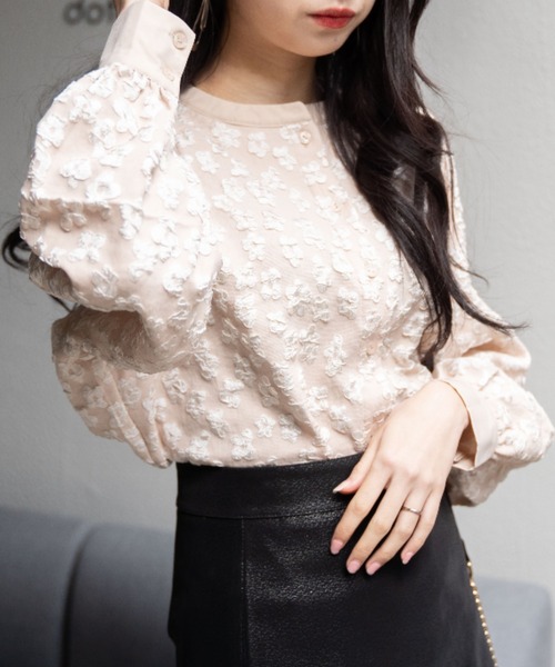 OLUPIC（オルピック）の「OLUPIC/【WEB限定】立体刺繍花柄スタンドネックブラウス（シャツ/ブラウス・レディース・ブラック/ホワイト/ライトベージュ・FREE）」の3枚目の写真